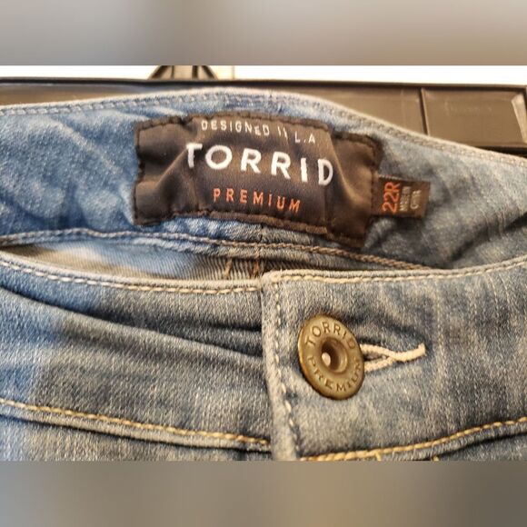 Torrid Premium Denim Medium Wash Distressed Boyfriend Jeans size 22w - Picture 6 of 9